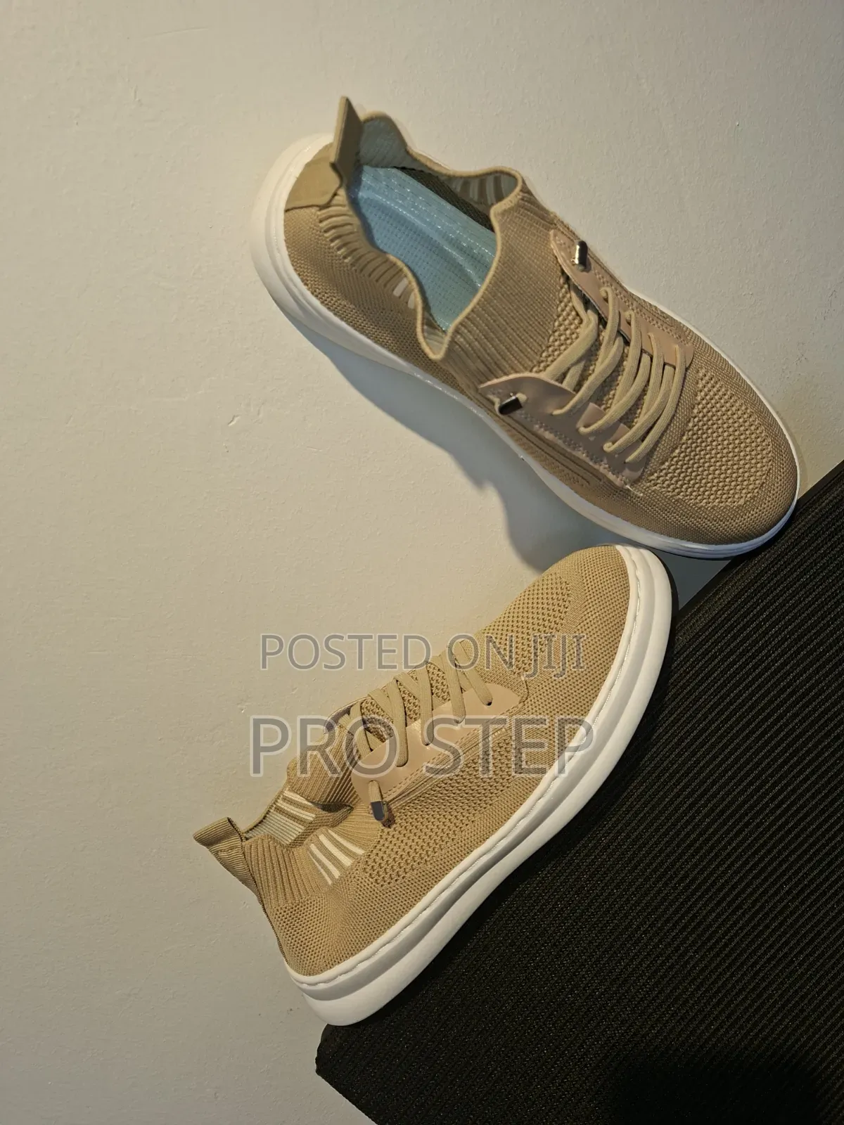 Fashionable Unisex Sneaker