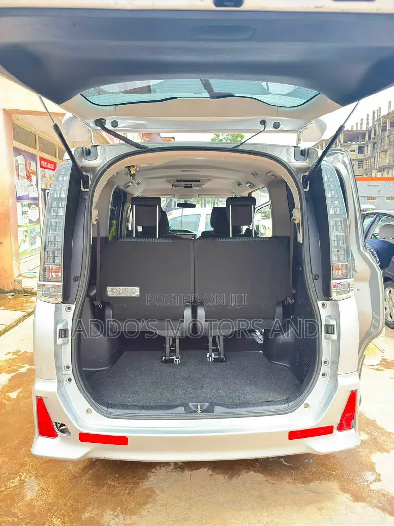 Toyota Voxy 2015 Silver
