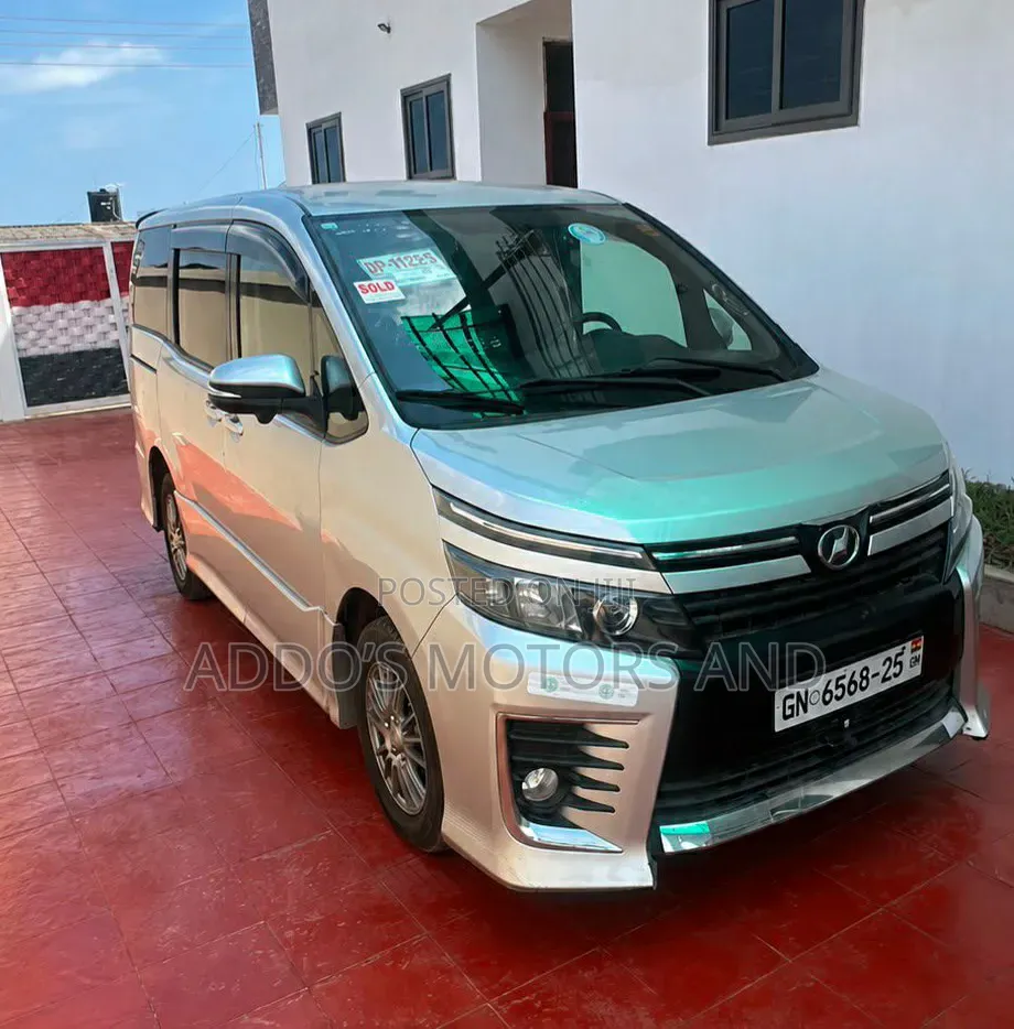 Toyota Voxy 2015 Silver