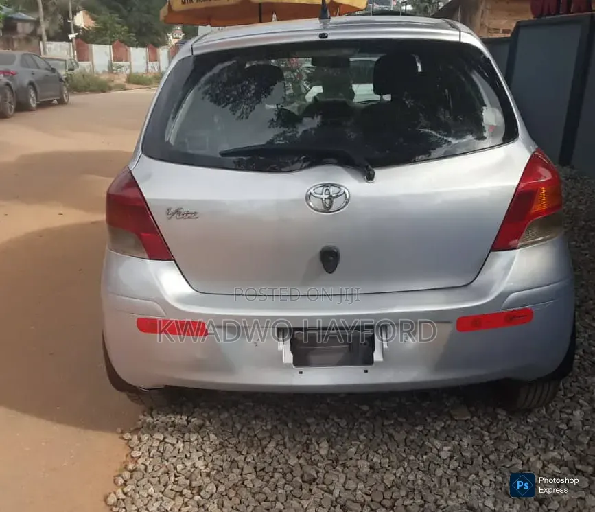 Toyota Vitz 2010 Silver