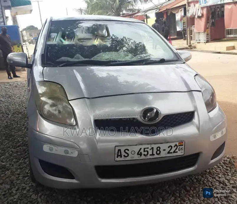 Toyota Vitz 2010 Silver