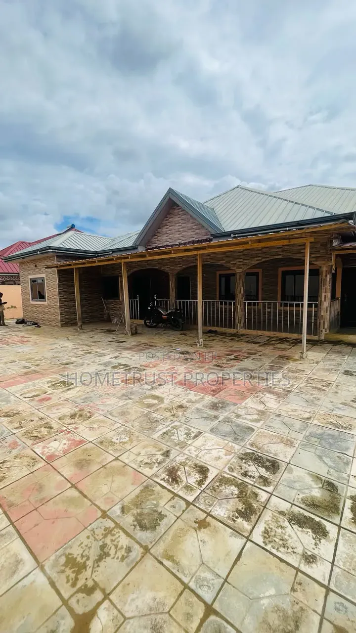 5bdrm House in Ga Odumase Sonitra, Pentecost for sale