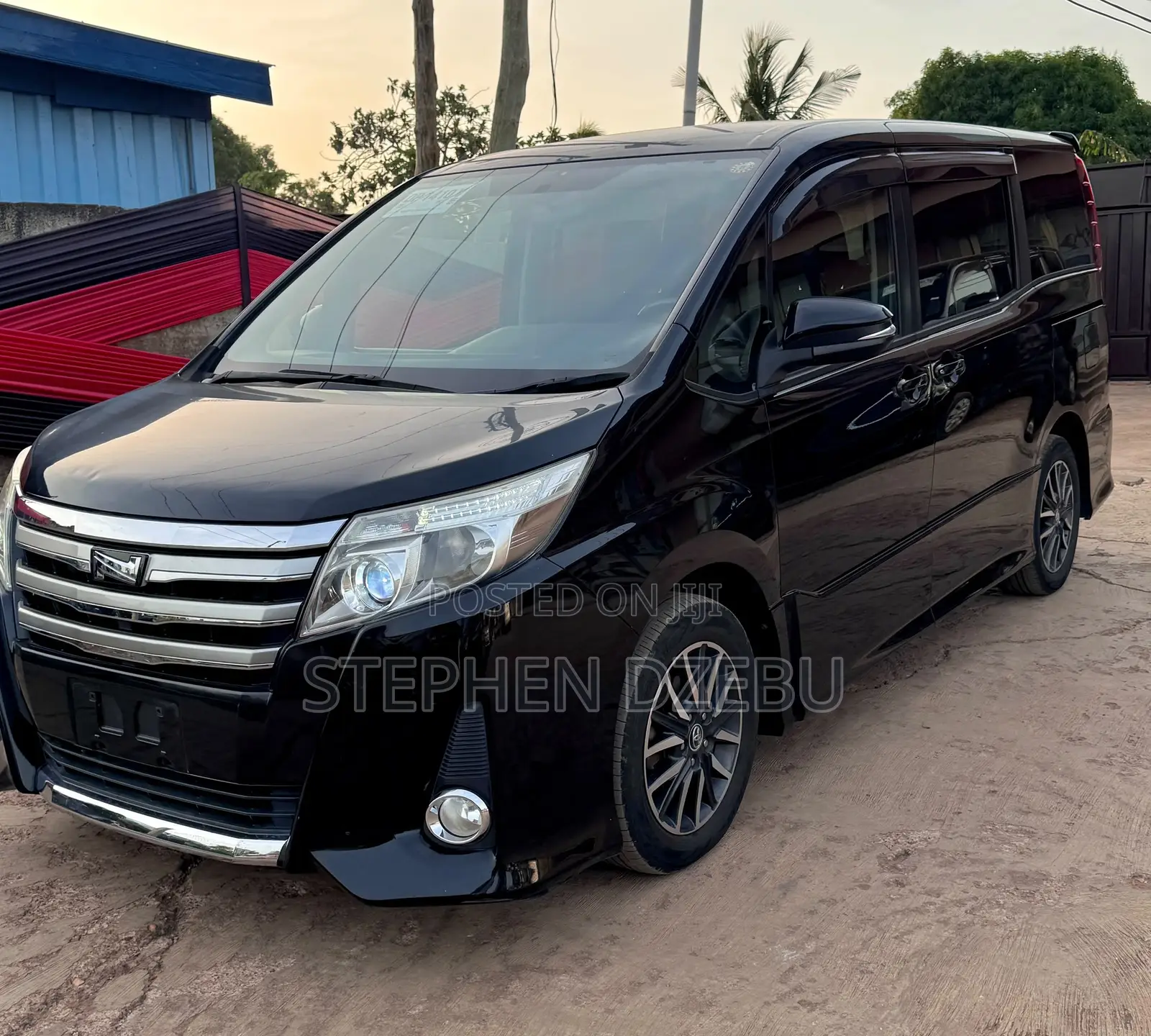 Toyota Noah 2.0 FWD (8 Seater) 2014 Black