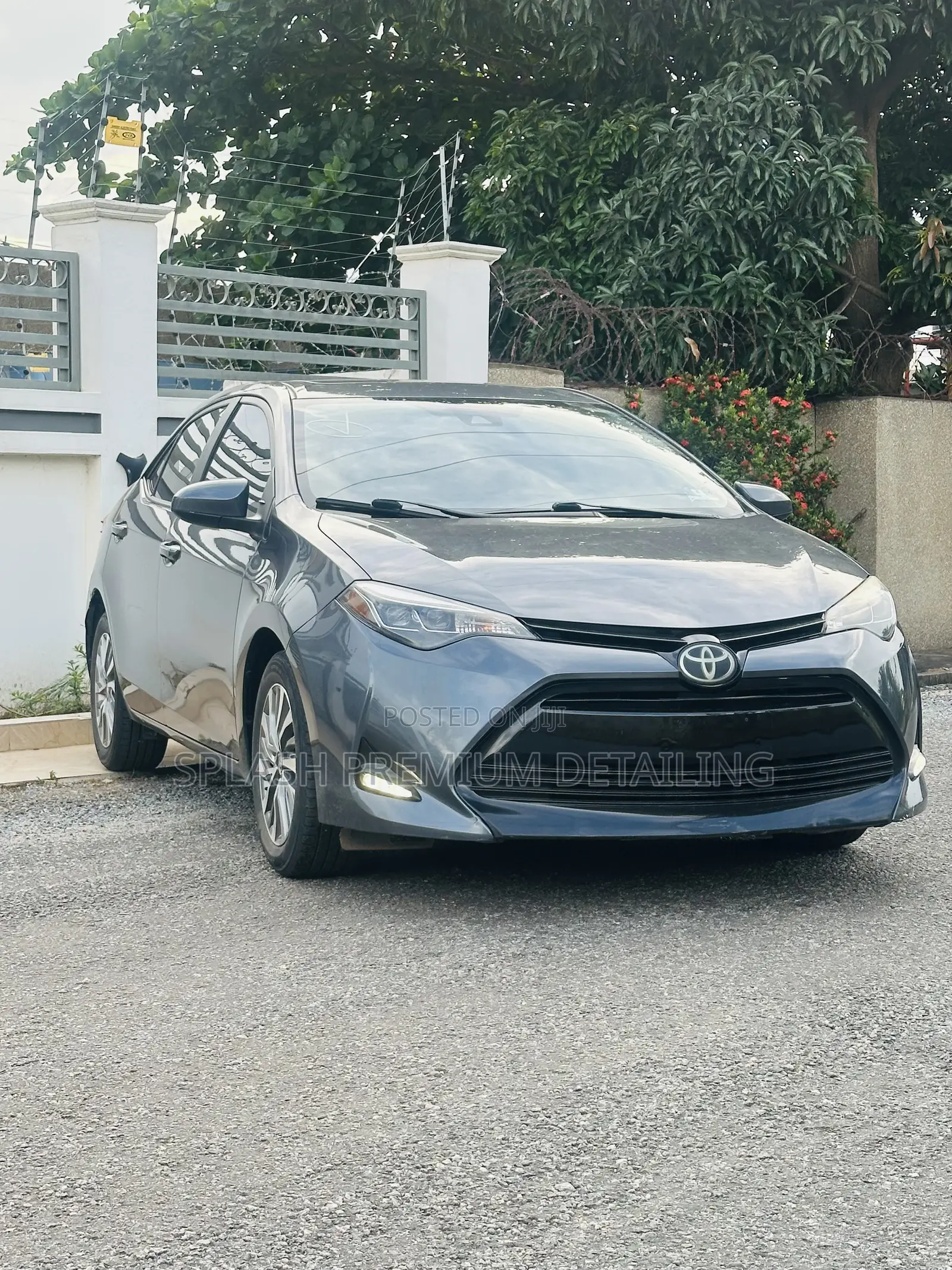 Toyota Corolla XLE (1.8L 4cyl 2A) 2018 Gray