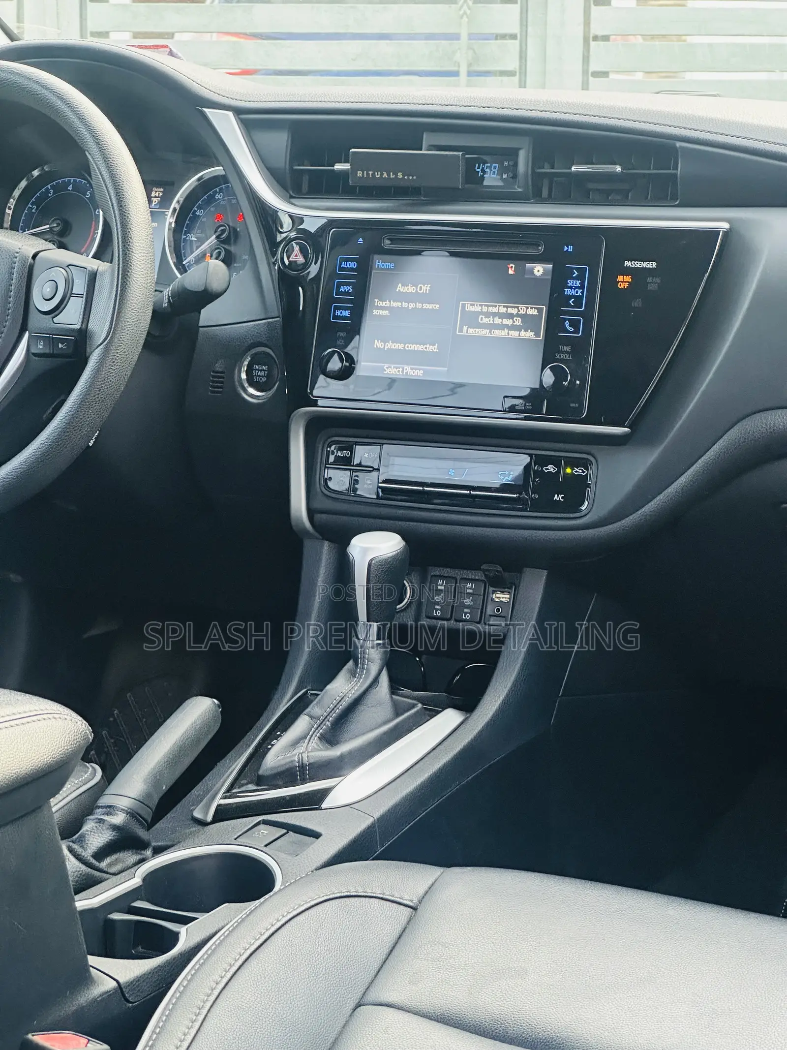 Toyota Corolla XLE (1.8L 4cyl 2A) 2018 Gray