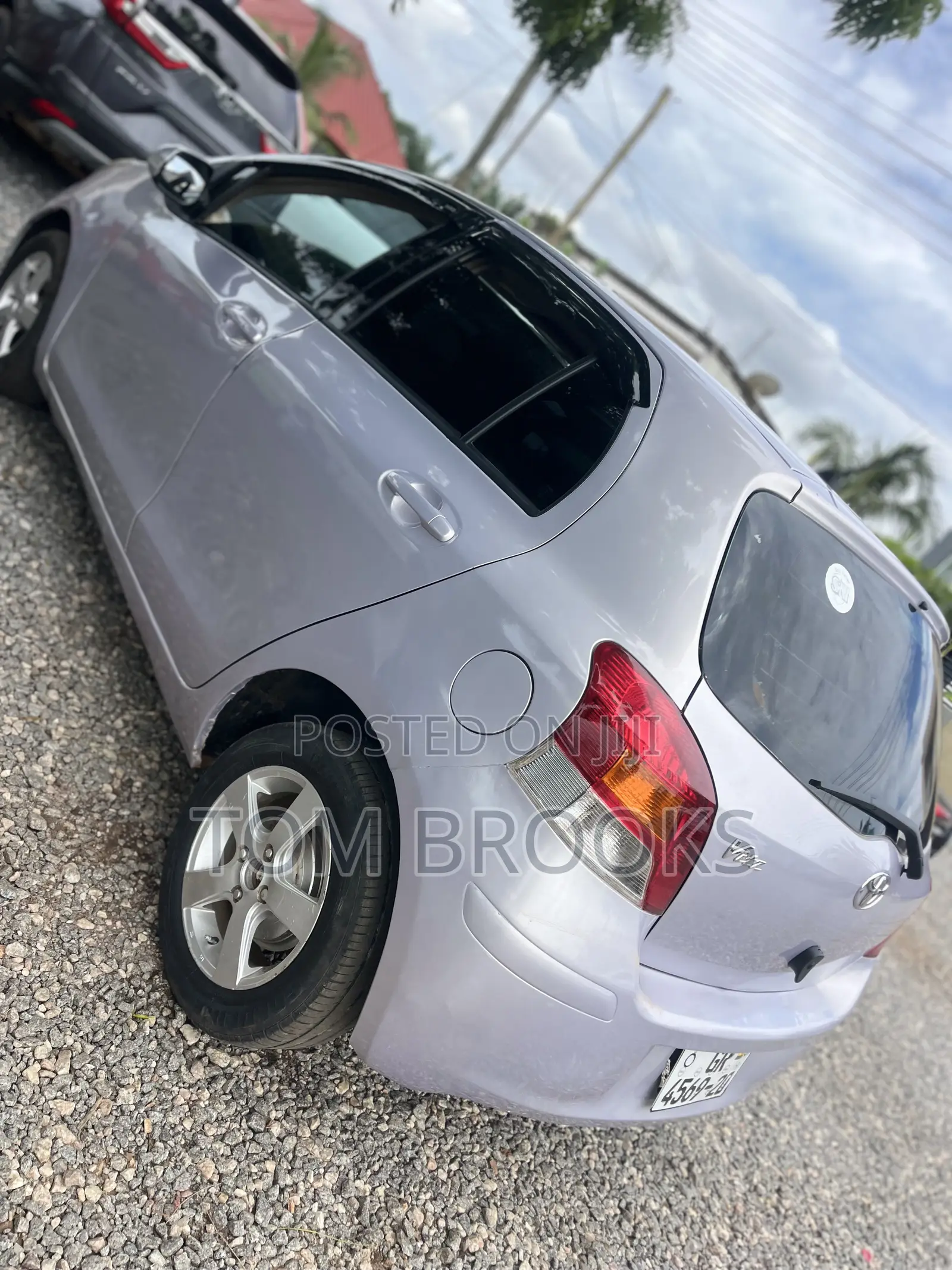 Toyota Vitz 2010 Silver