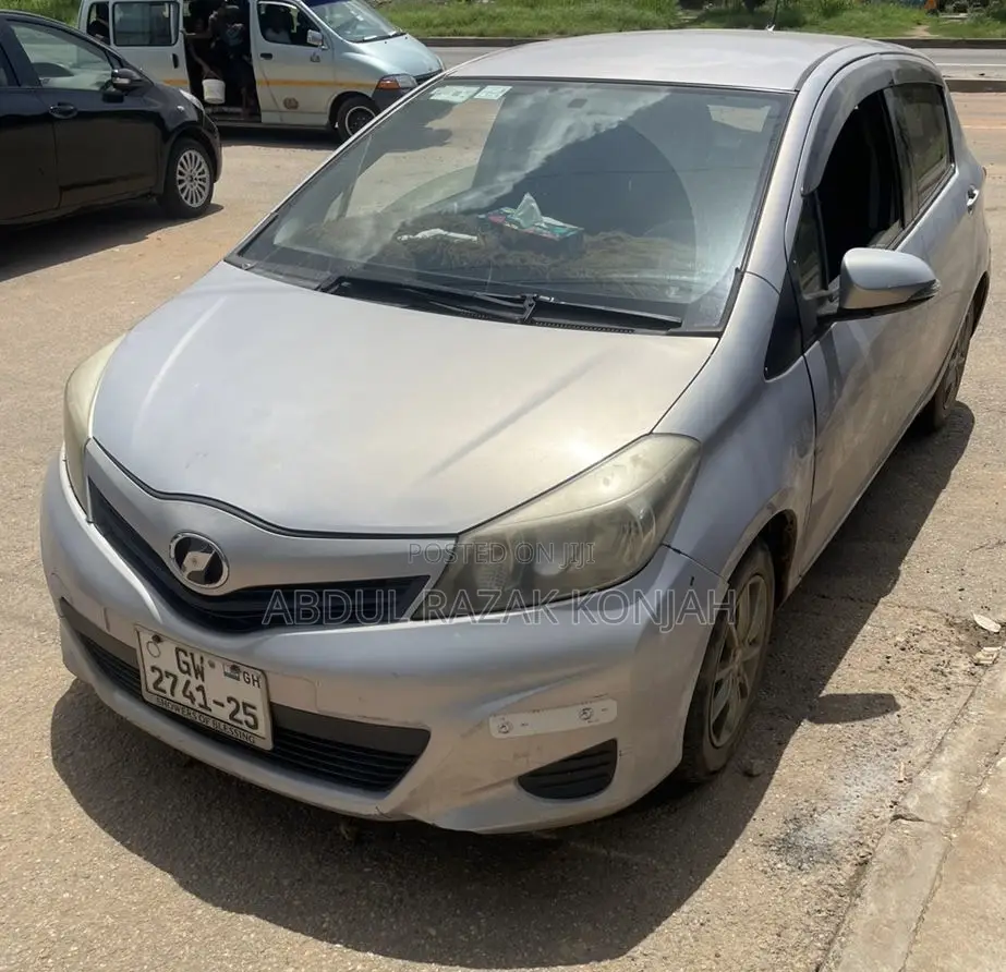 Toyota Vitz 2012 Silver