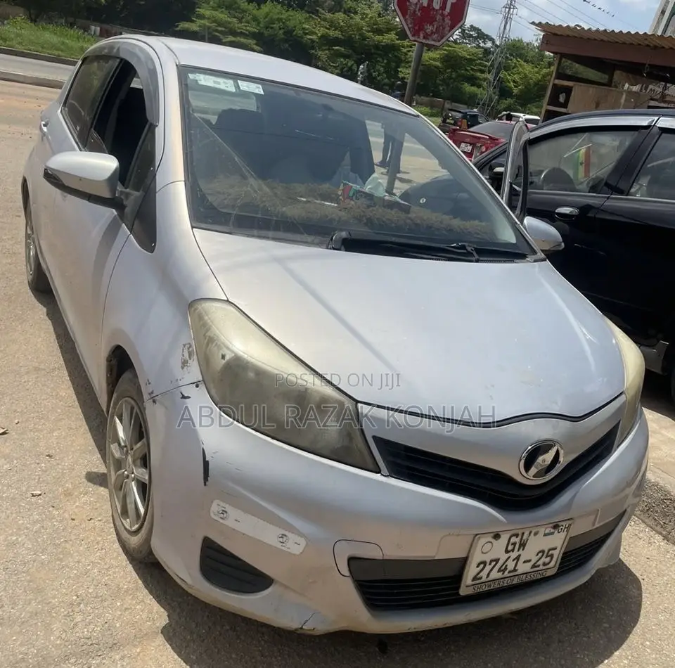 Toyota Vitz 2012 Silver