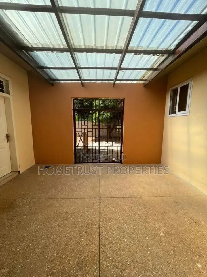 5bdrm House in Achimota Tantra, Mile 7 for rent