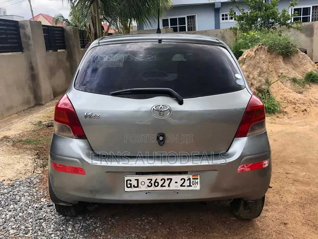 Toyota Vitz 2010 Silver