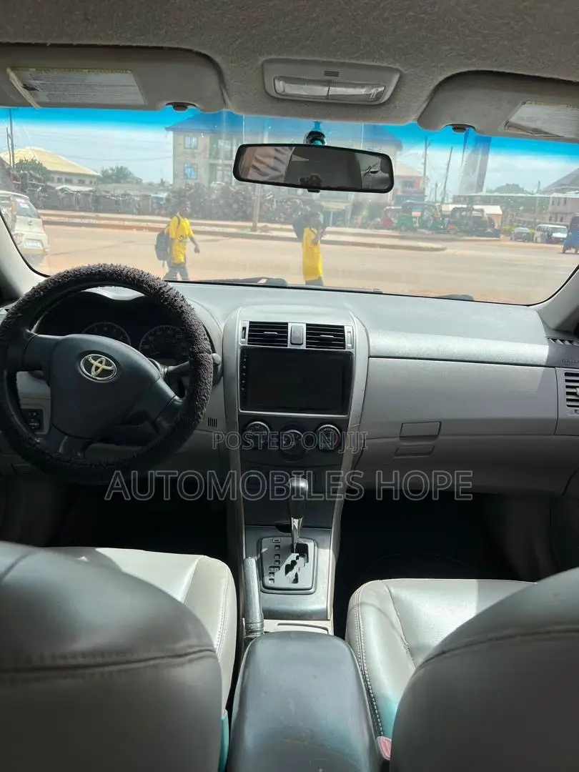 Toyota Corolla LE 4dr Sedan (1.8L 4cyl 4A) 2013 Silver