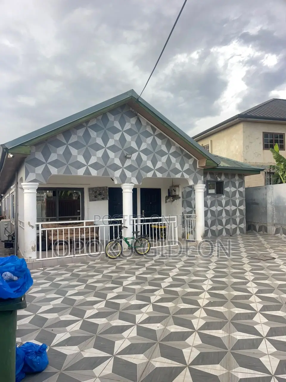5bdrm House in 3 Junction, Amasaman for sale