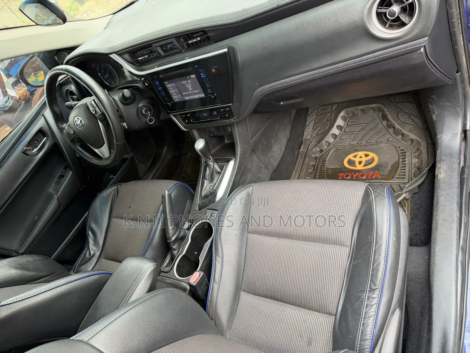 Toyota Corolla LE (1.8L 4cyl 2A) 2018 Blue