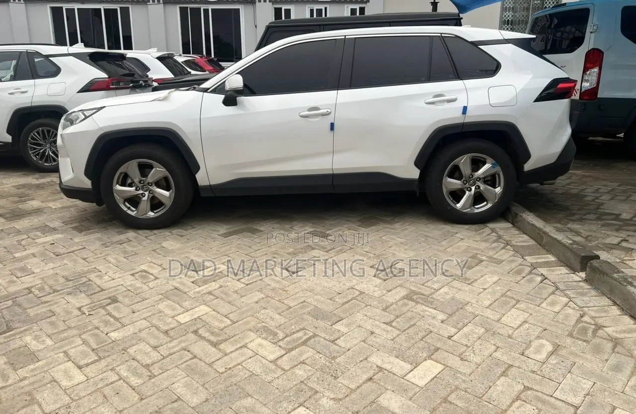 Toyota RAV4 XLE FWD 2023 White