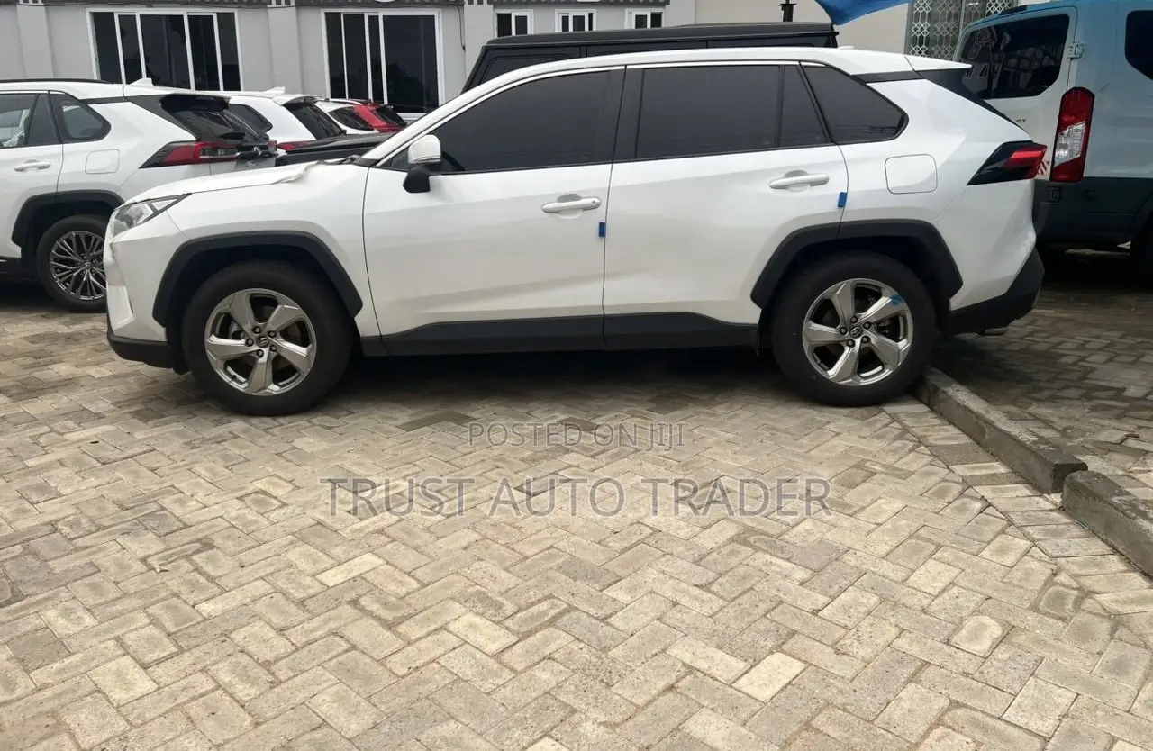 Toyota RAV4 XLE FWD 2023 White
