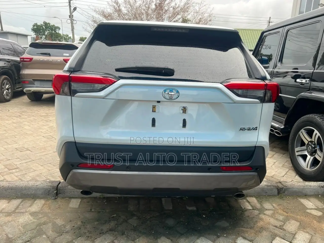 Toyota RAV4 XLE FWD 2023 White