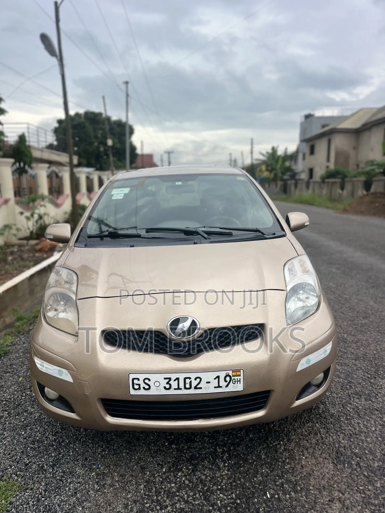 Toyota Vitz 2010 Gold
