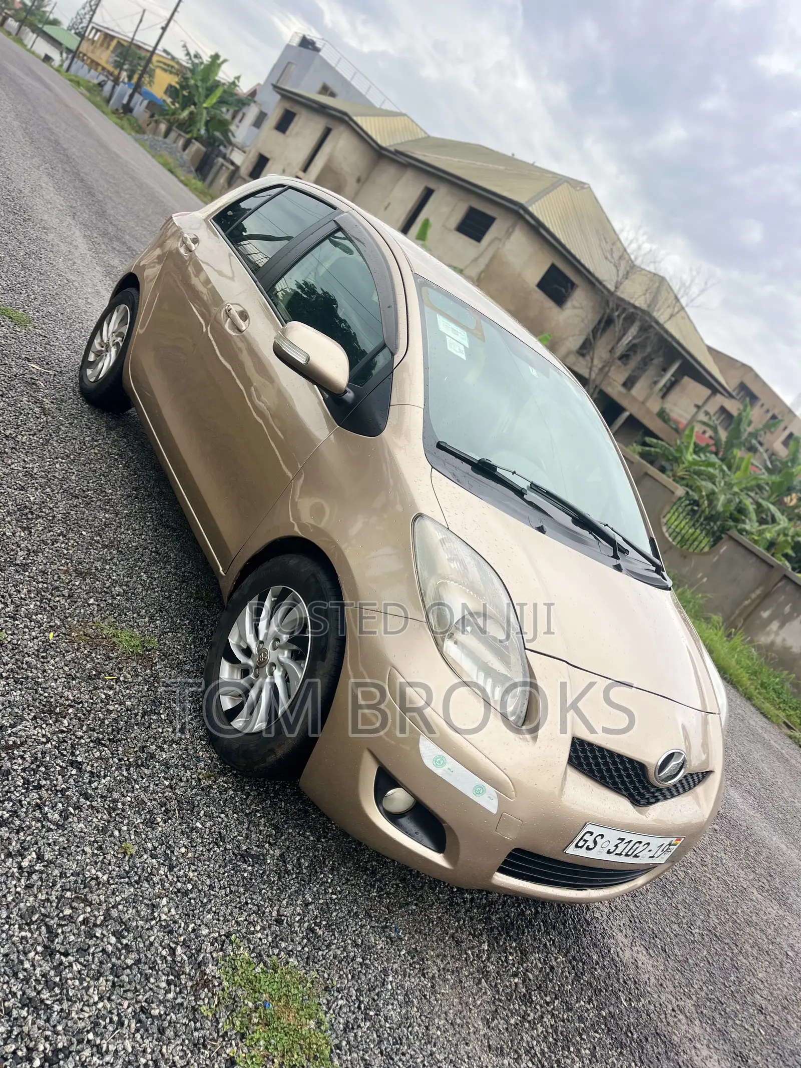 Toyota Vitz 2010 Gold