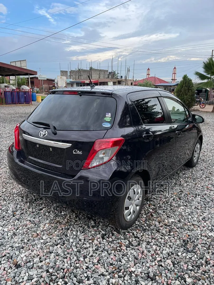 Toyota Vitz 1.3 FWD 5dr 2013 Burgundy