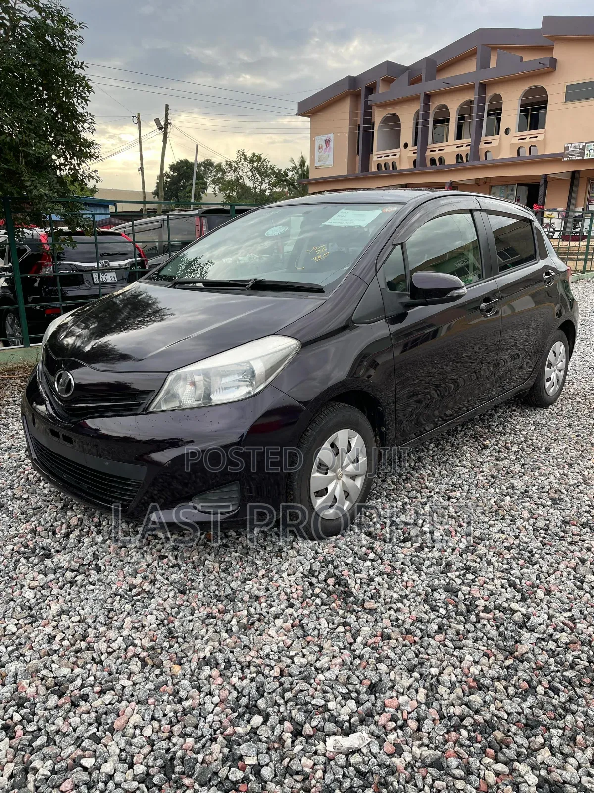 Toyota Vitz 1.3 FWD 5dr 2013 Burgundy