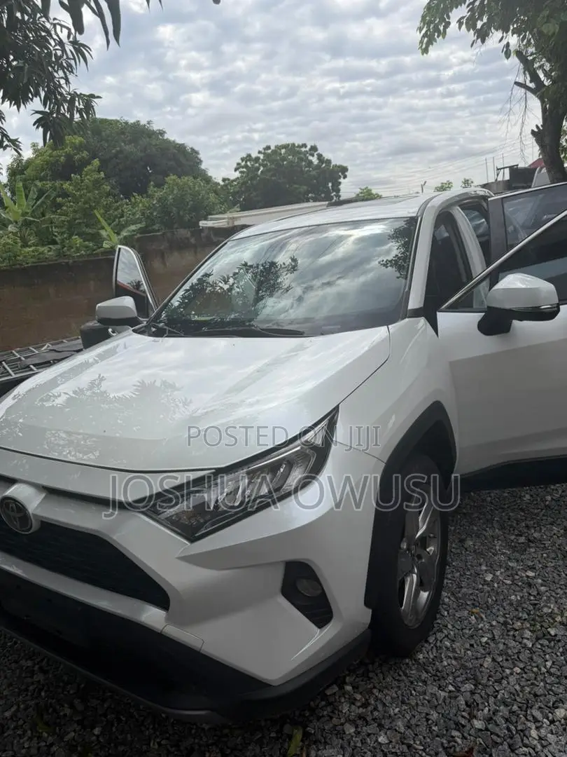 Toyota RAV4 XLE 2021 White