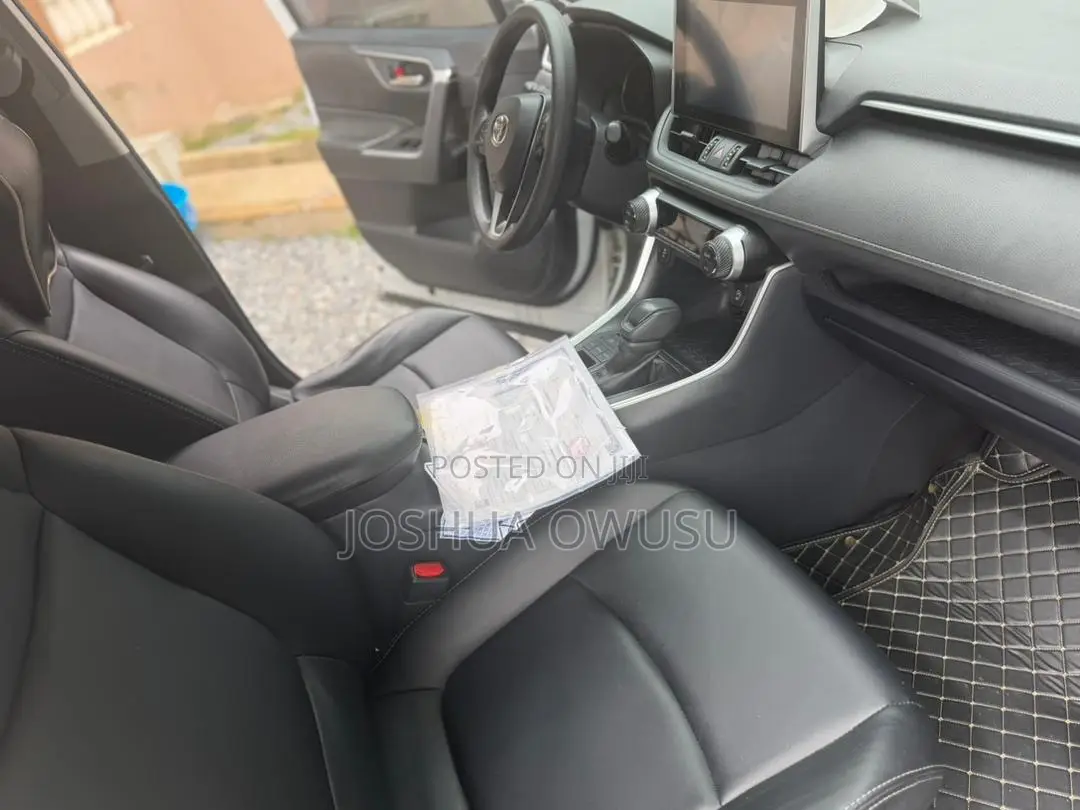Toyota RAV4 XLE 2021 White
