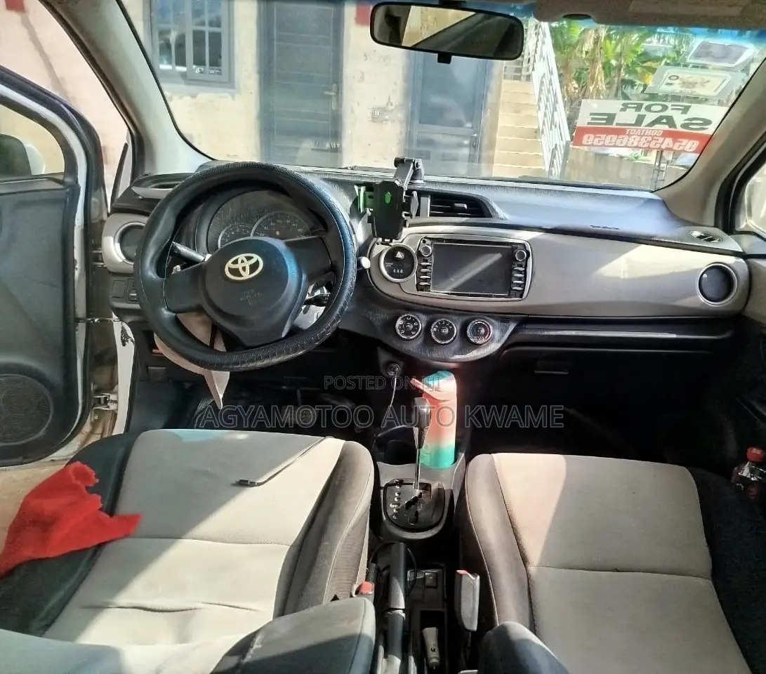 Toyota Vitz 1.3 AWD 5dr 2012 White