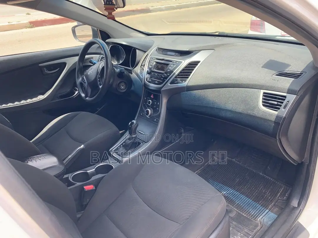 Hyundai Elantra SE Sedan FWD (1.8L 4cyl 6M) 2016 White