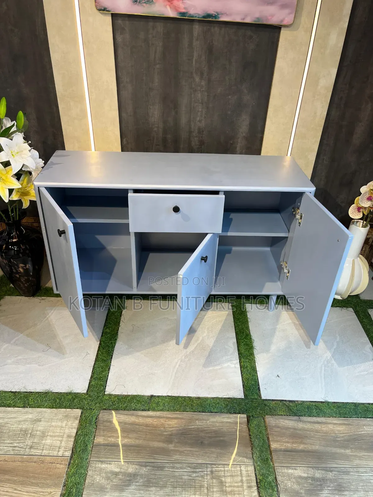 A Modern 5 Drawer Dresser