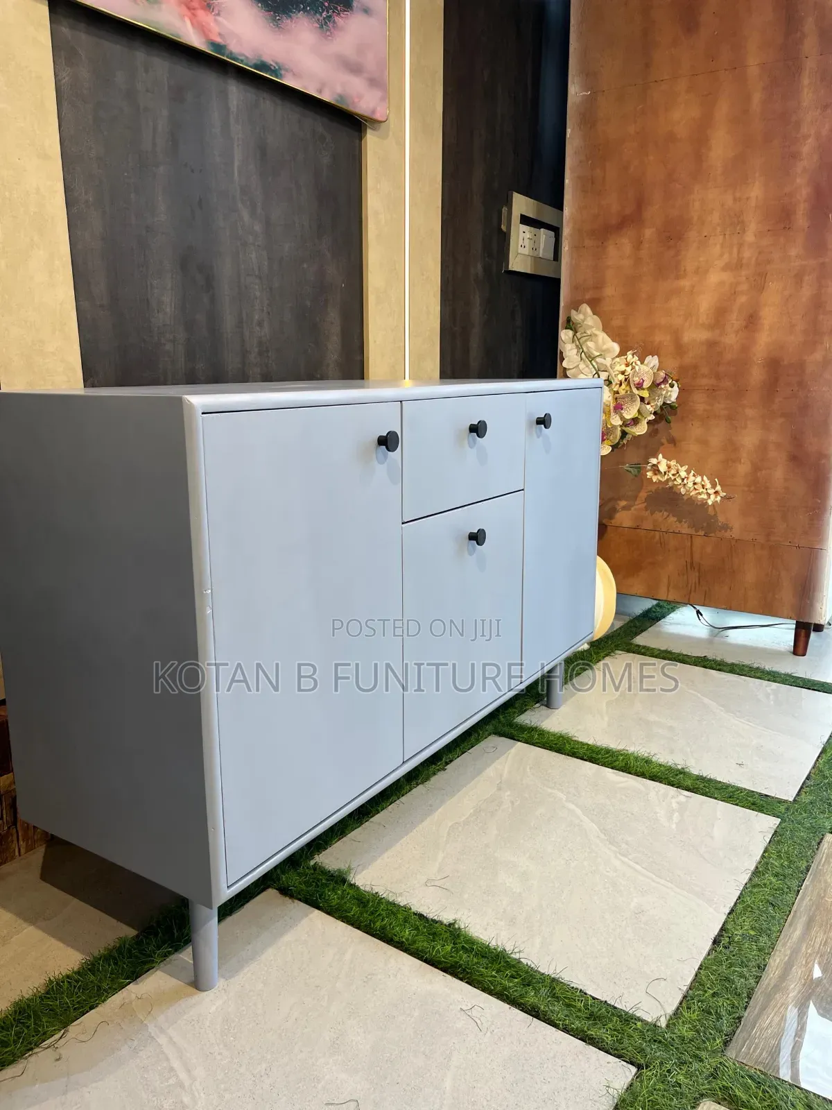 A Modern 5 Drawer Dresser