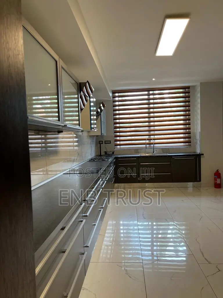 Furnished 4bdrm Townhouse / Terrace in East Legon, A&C Mall Area