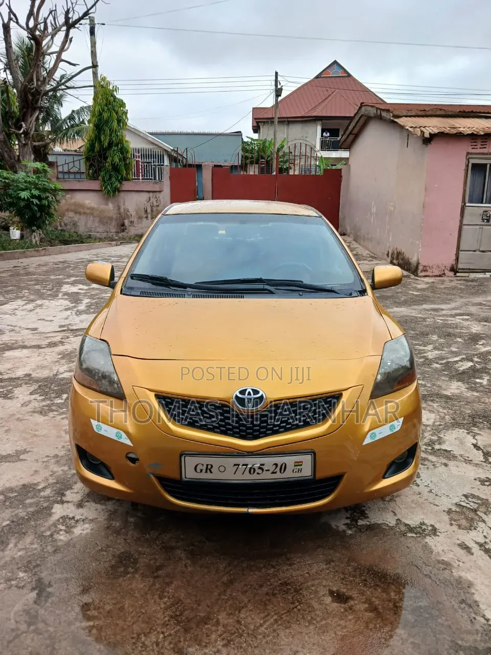 Toyota Yaris Base Sedan 4dr 2010 Gold
