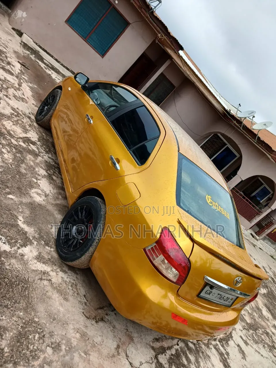 Toyota Yaris Base Sedan 4dr 2010 Gold
