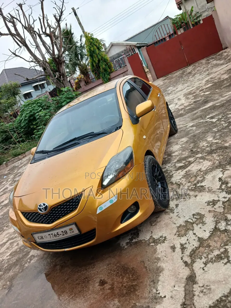 Toyota Yaris Base Sedan 4dr 2010 Gold