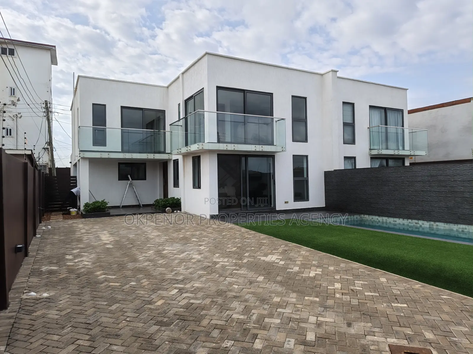 3bdrm House in Opposite Labone Road, Accra Metropolitan for sale
