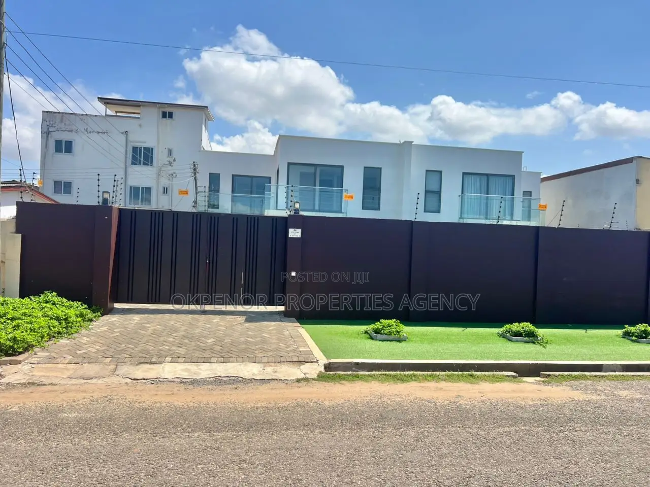 3bdrm House in Opposite Labone Road, Accra Metropolitan for sale