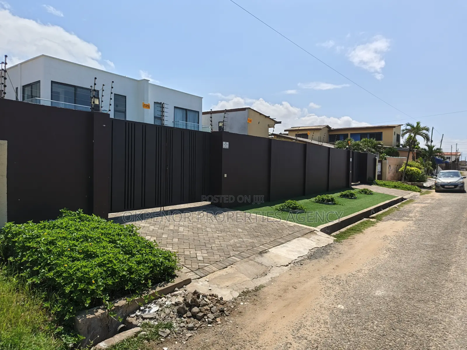 3bdrm House in Opposite Labone Road, Accra Metropolitan for sale