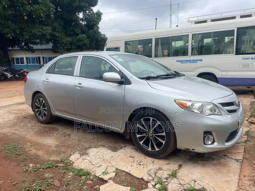Toyota Corolla LE Special Edition 4dr Sedan (1.8L 4cyl 4A) 2013 Silver