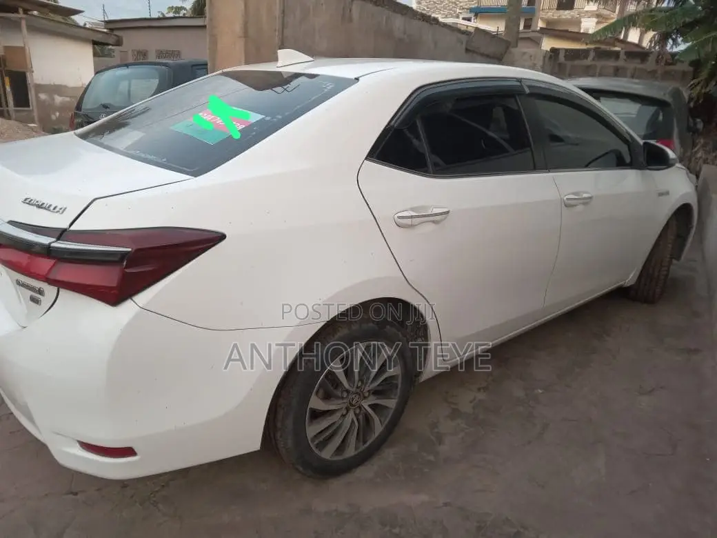 Toyota Corolla Hybrid 2023 White
