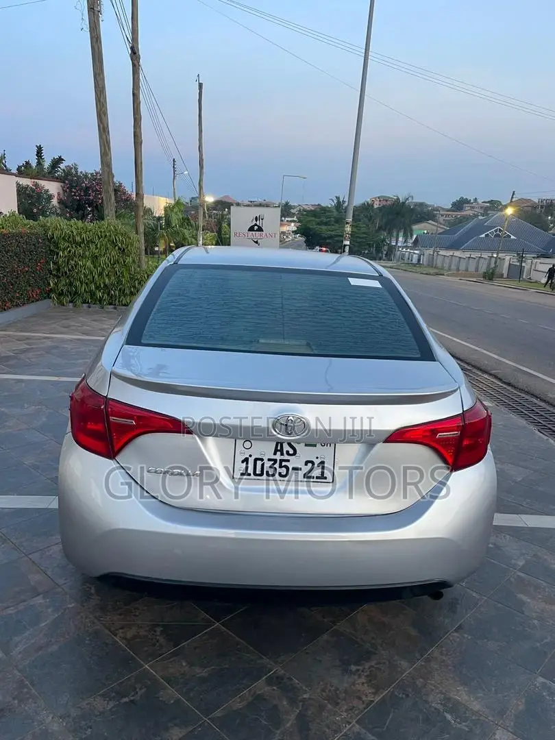 Toyota Corolla SE (1.8L 4cyl 6M) 2018 Silver