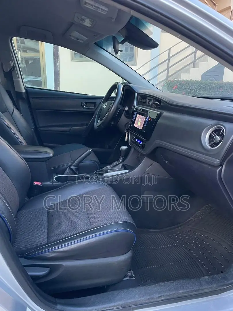 Toyota Corolla SE (1.8L 4cyl 6M) 2018 Silver