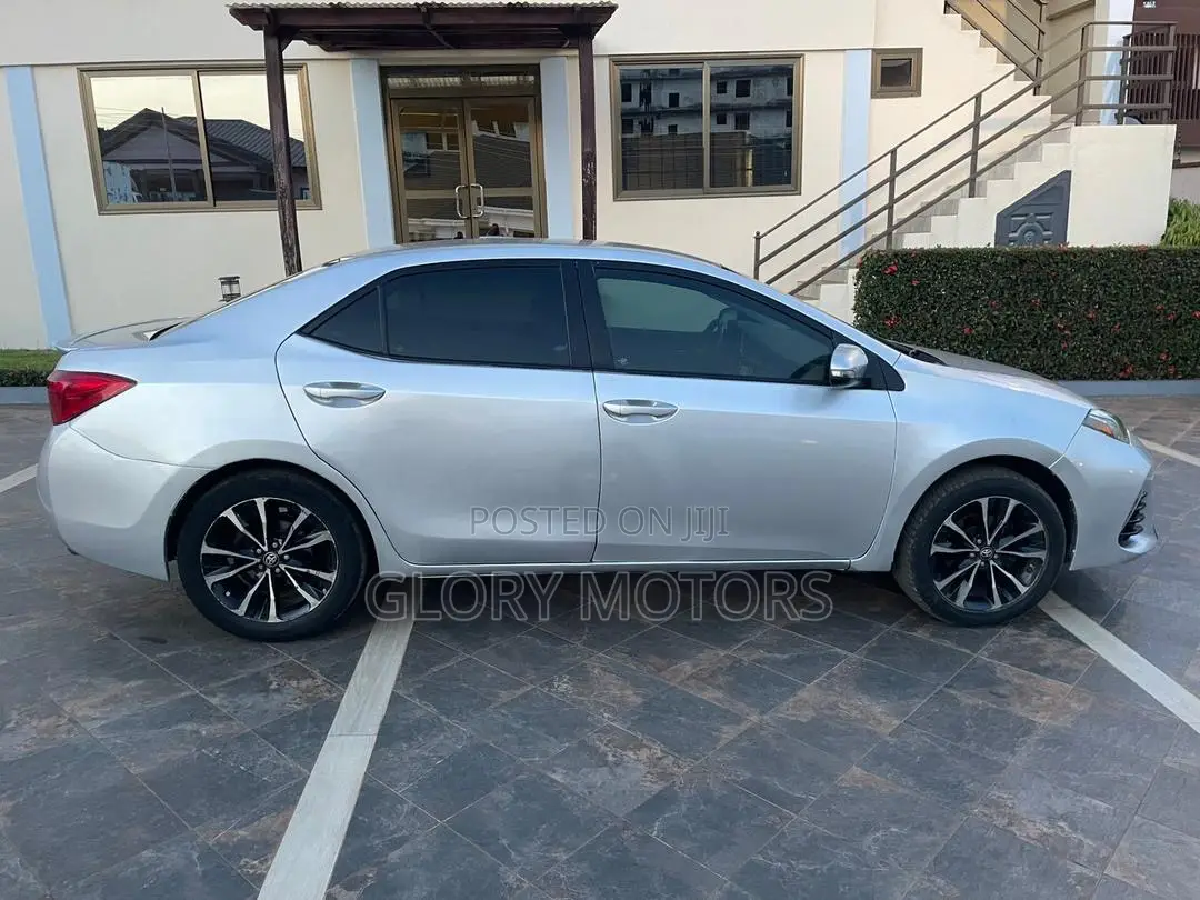 Toyota Corolla SE (1.8L 4cyl 6M) 2018 Silver