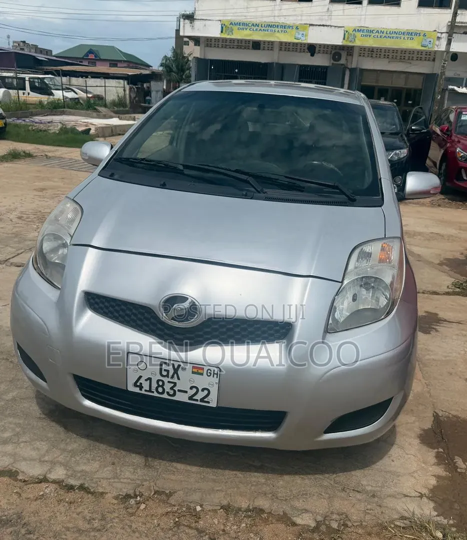 Toyota Vitz 2010 Silver