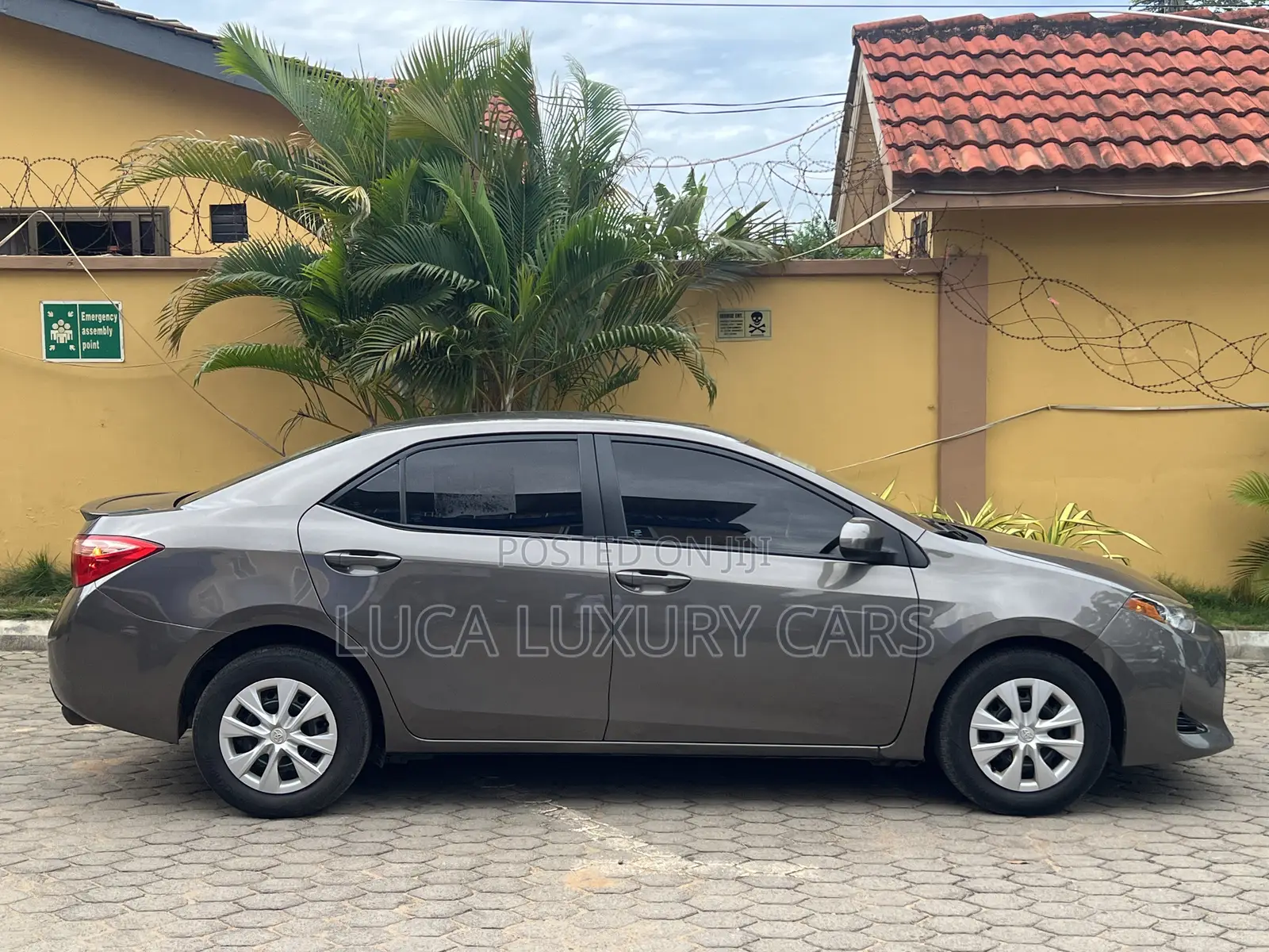 Toyota Corolla 2017 Brown