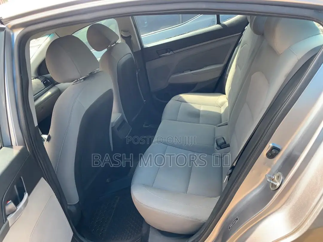 Hyundai Elantra SE Sedan FWD (2.0L 4cyl 6M) 2017 Silver