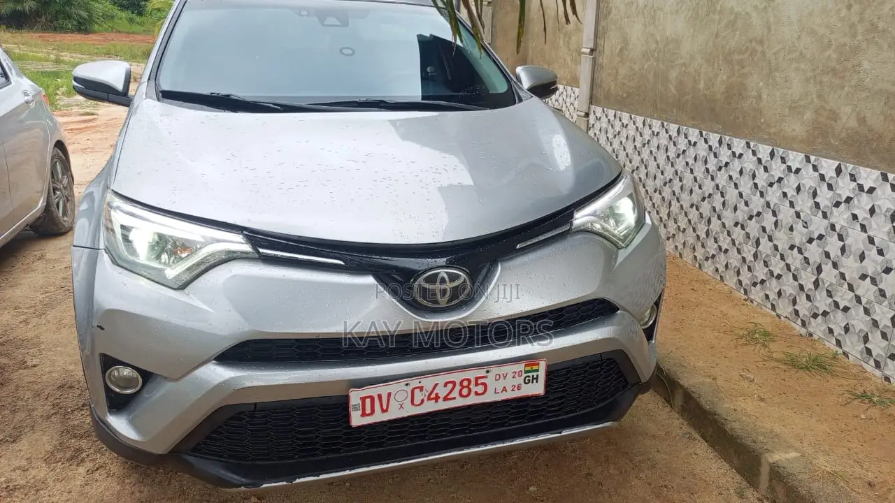 Toyota RAV4 XLE 4dr SUV AWD (2.5L 4cyl 6A) 2018 Silver