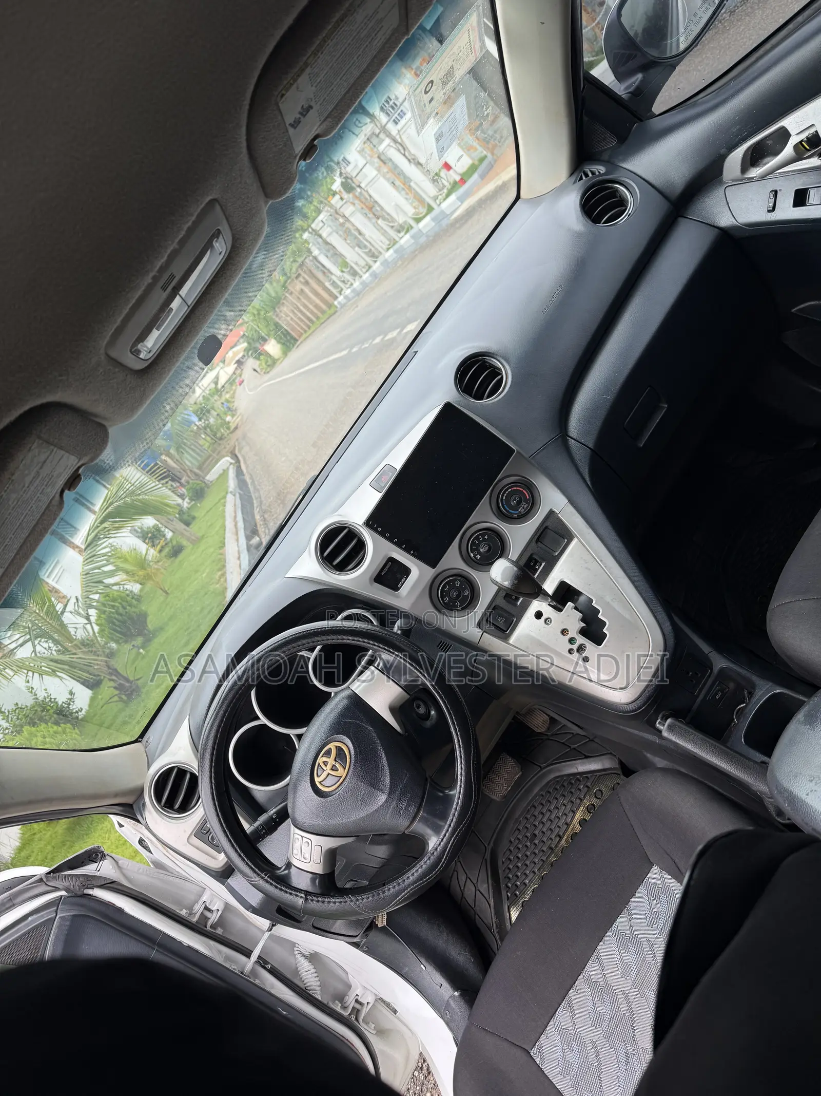 Toyota Matrix S Hatchback AWD (2.4L 4cyl 4A) 2010 White