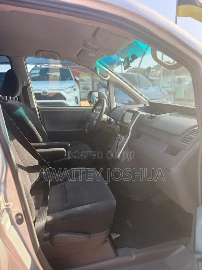 Toyota Voxy 2013 Silver