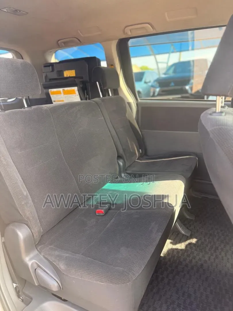 Toyota Voxy 2013 Silver