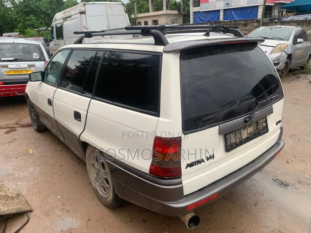 Opel Astra 2002 White
